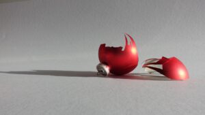 Esfera roja rota