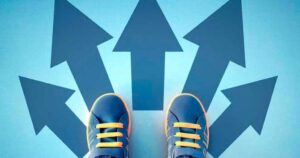 Tenis azules sobre flechas en varias direcciones