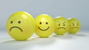 Cuatro emojis con cuatro emociones: triste, contento, enojado, confundido