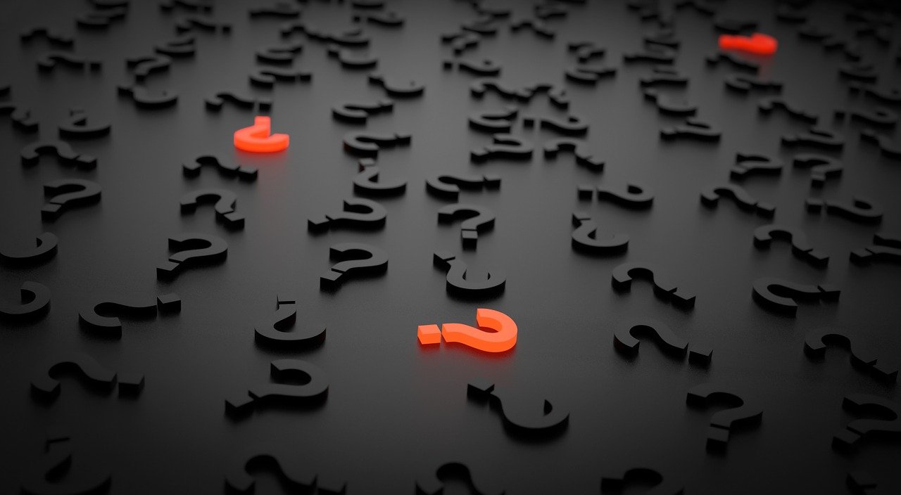 Signos de interrogación rojos y negros